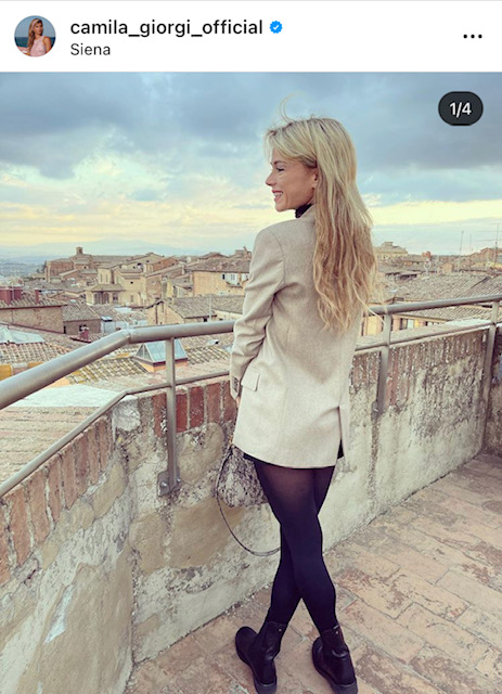 La bella Camila Giorgi a Siena tra eleganza, arte e cultura