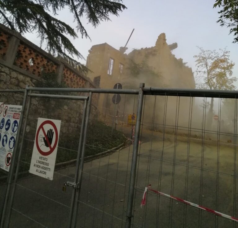 Volterra dice addio allo storico padiglione Livi. Foto e video della demolizione