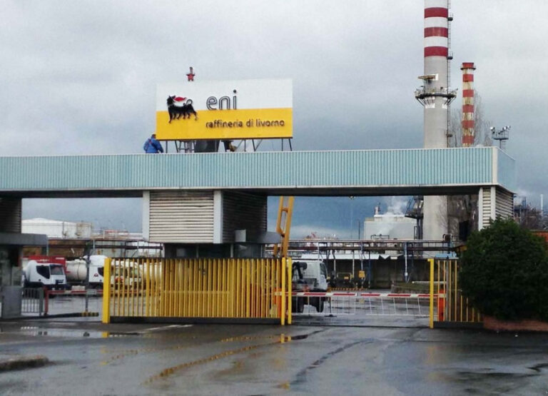 Colonna di fumo e scoppi in raffineria a Livorno, la Protezione Civile: «Tenete le finestre chiuse»