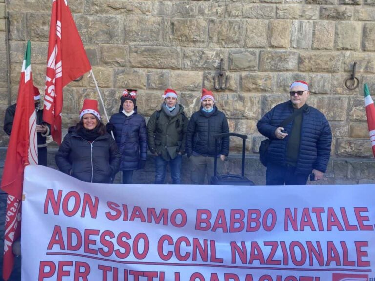 «I garagisti non sono Babbo Natale». Flash mob a Firenze per chiedere l’applicazione del Contratto nazionale