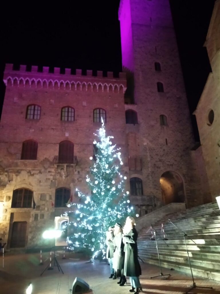 Mercatini di Natale, passeggiate sentimentali, arte e musica. A San Gimignano si alza il sipario su “Accade d’inverno”