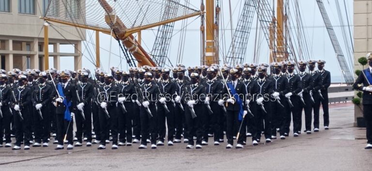 Gli allievi dell’Accademia navale di Livorno prestano giuramento, il ‘buon vento’ del sottosegretario Pucciarelli: «Le sfide sono continue e lo saranno sempre»