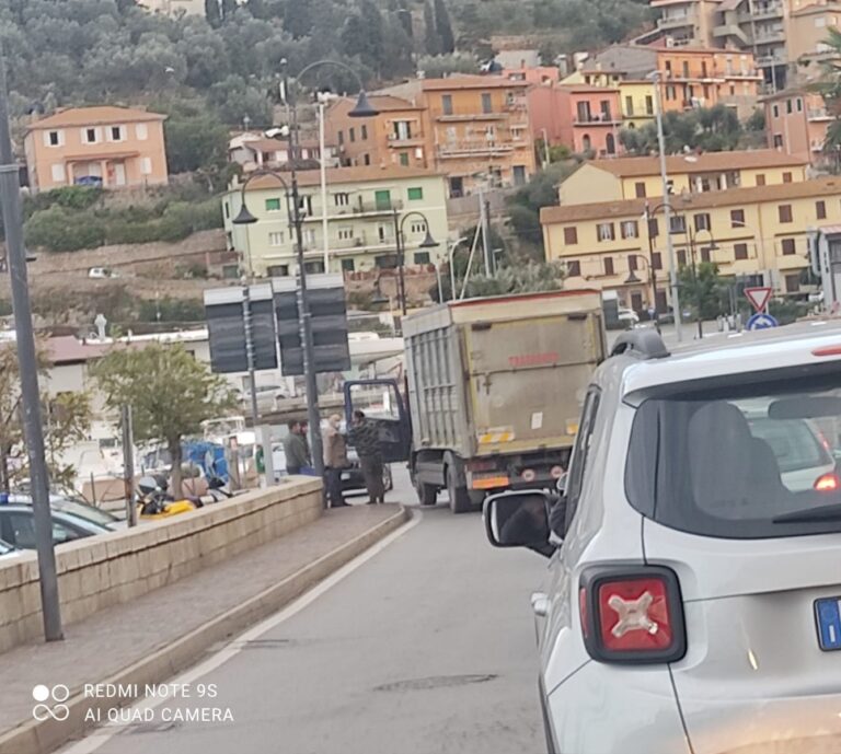 Minacce di morte al nostro fotografo Enzo Russo, «Camionista armato di bastone non voleva farmi fare il mio lavoro»