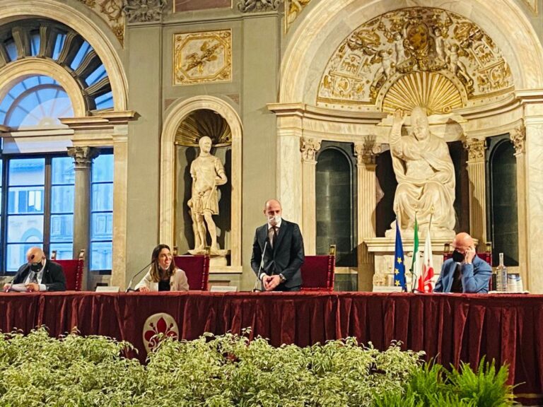Firenze e San Gimignano unite nel segno della Vernaccia, l’unico vino citato da Dante nella Divina Commedia