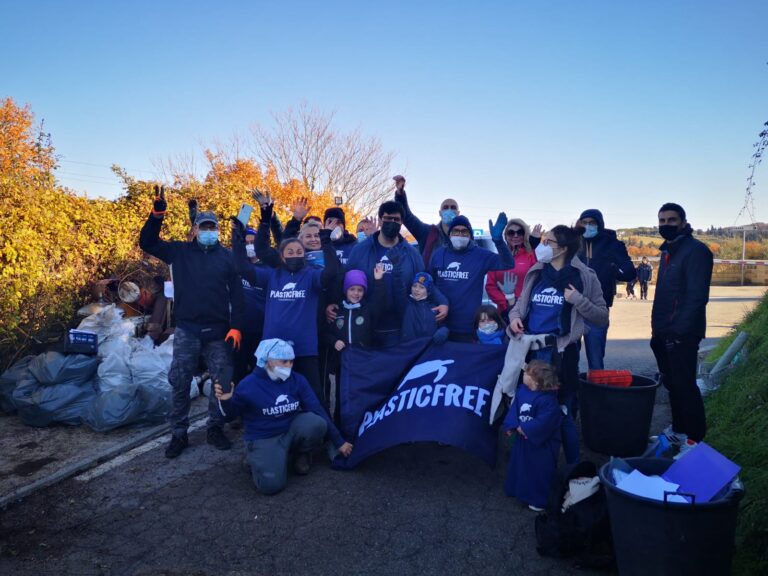 Plastic Free in azione a Monteriggioni, rimossi 4 quintali di rifiuti dai boschi al cospetto delle mura