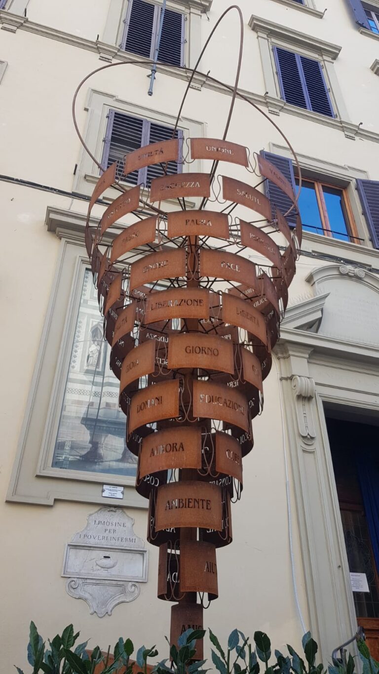 Un’installazione di speranza sul sagrato della Misericordia di Firenze