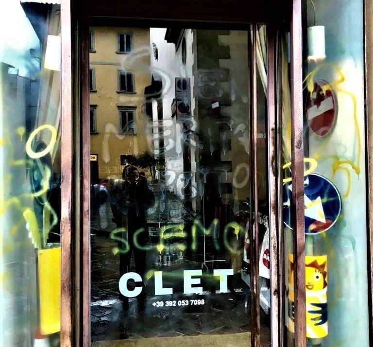 Siena merita rispetto. Imbrattata la vetrina di Clet a Firenze
