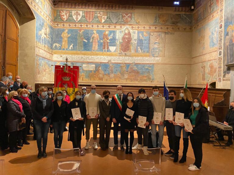 A San Gimignano una copia della Costituzione ai nuovi maggiorenni