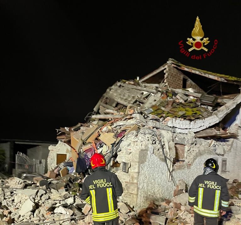 Crolla una palazzina a Pieve a Nievole. Vigili del fuoco a lavoro, nessun ferito grave