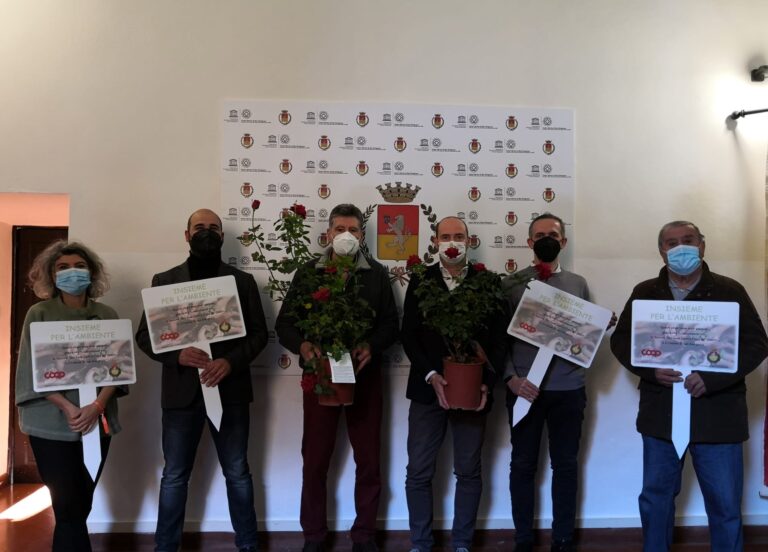 A San Gimignano la tutela del verde rifiorisce d’autunno, 200 piante e rose in dono dai soci Coop