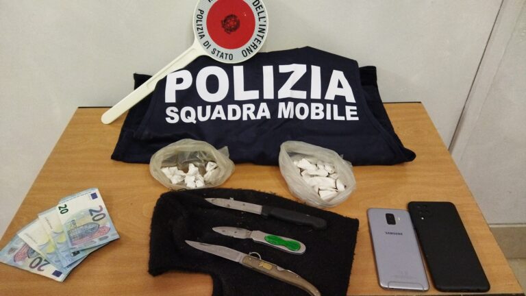 Si accampa e spaccia nei boschi del senese, arrestato 20enne clandestino