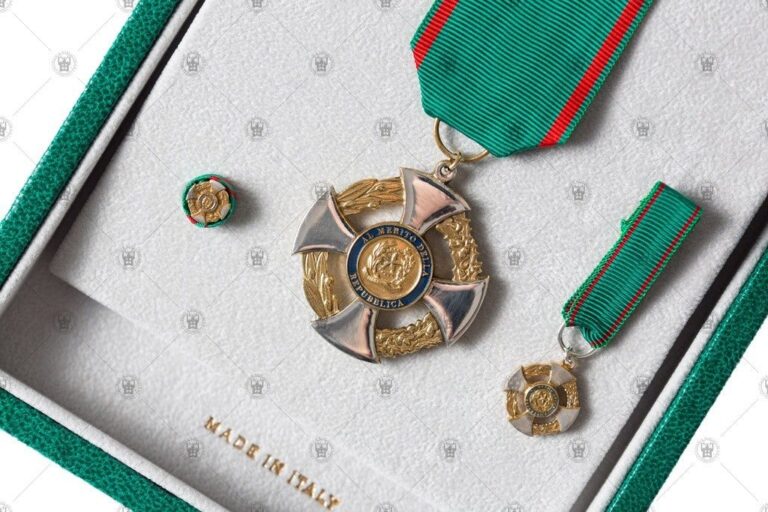 In polemica con Green pass e obbligo vaccinale, No Vax restituisce il suo titolo di Cavaliere della Repubblica