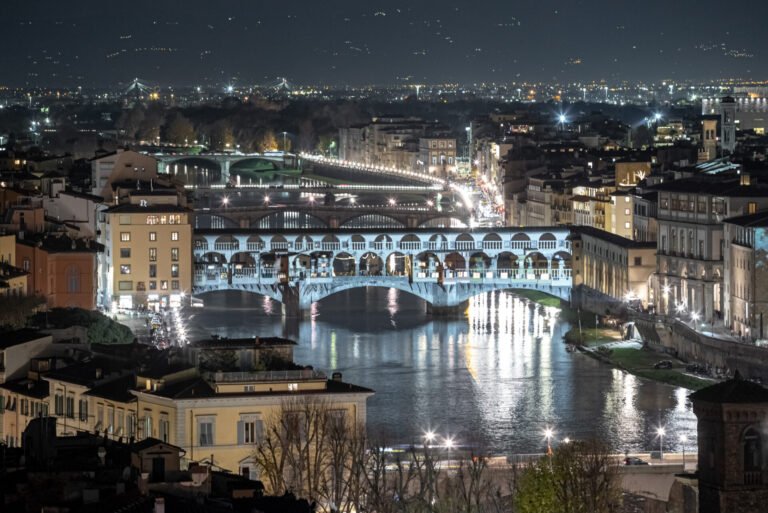 Logo degli sponsor proiettati sui monumenti di Firenze, il sindaco: «Inappropriati, dall’anno prossimo lo vieterò»