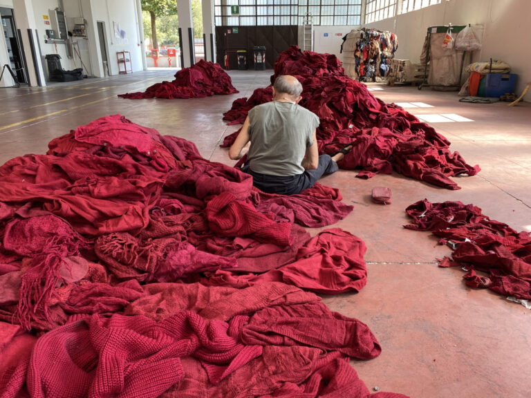 ‘Stracci’, in sala il documentario su Prato, i suoi Cenciaioli e la sostenibilità ambientale della moda