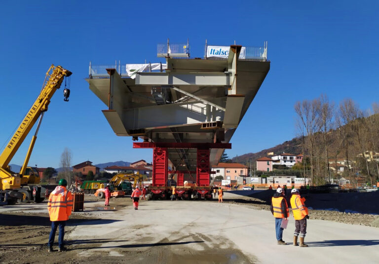 Ponte di Albiano Magra, varata la nuova campata centrale. Giani: «Per la Toscana è un simbolo»
