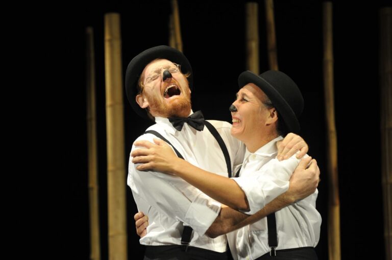 “Famiglie a Teatro”, in scena “Abbracci” della compagnia Teatro Telaio