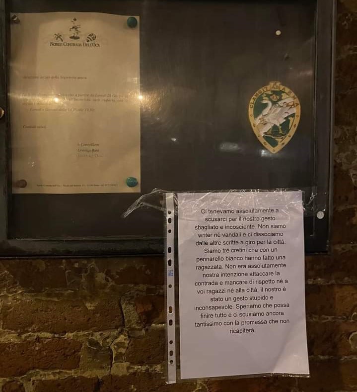 Vandali imbrattano la bacheca di una Contrada. Poi si scusano: “Siamo dei cretini”