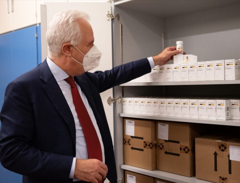 Le pillole Merck al Meyer, Giani: «La prima cura specifica per combattere il Covid»