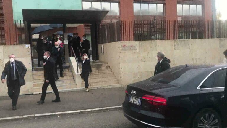 Presidente rimanga al suo posto. I cittadini salutano Mattarella