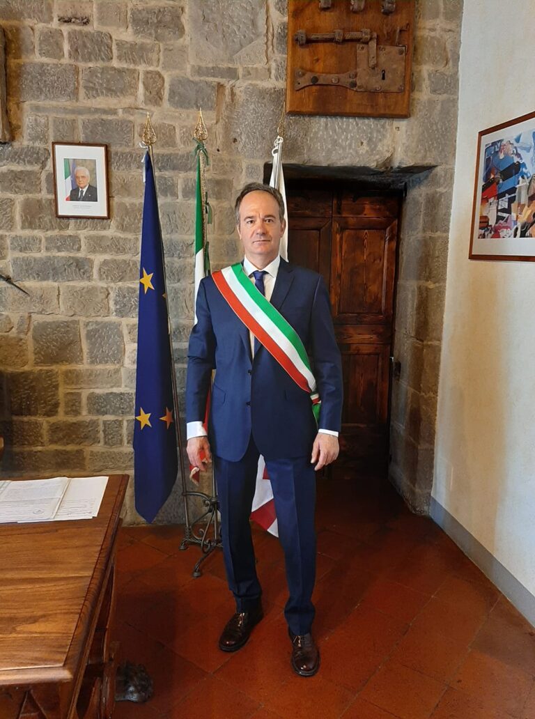 Attacco no vax sulla pagina facebook del sindaco di Cortona