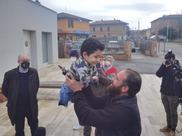 Prima uscita per Mustafa, Munzir: “Quella foto ha cambiato la nostra vita”