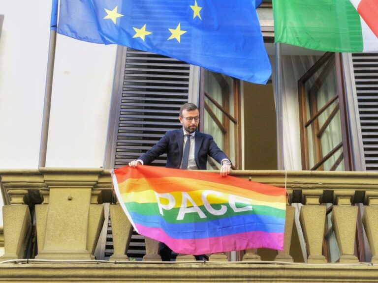 Crisi Ucraina, bandiera della pace fuori dal Consiglio regionale