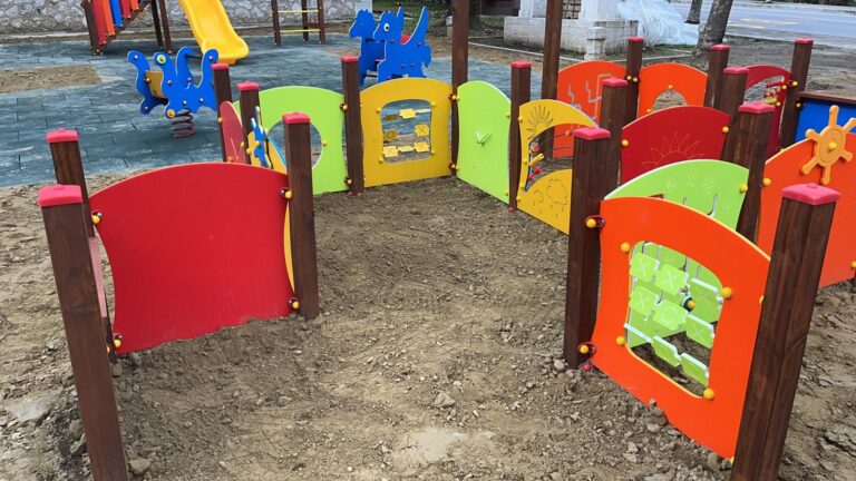 Un nuovo parco giochi inclusivo e senza barriere a San Quirico d’Orcia