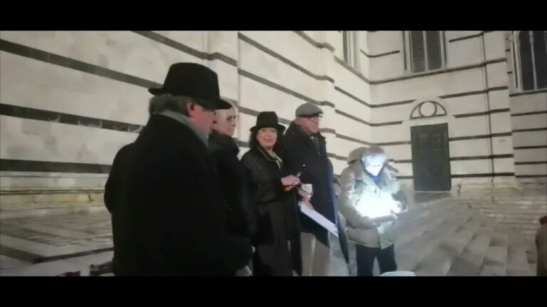 Manifestazione per tutelare il Santa Maria della Scala. Le immagini dalla piazza