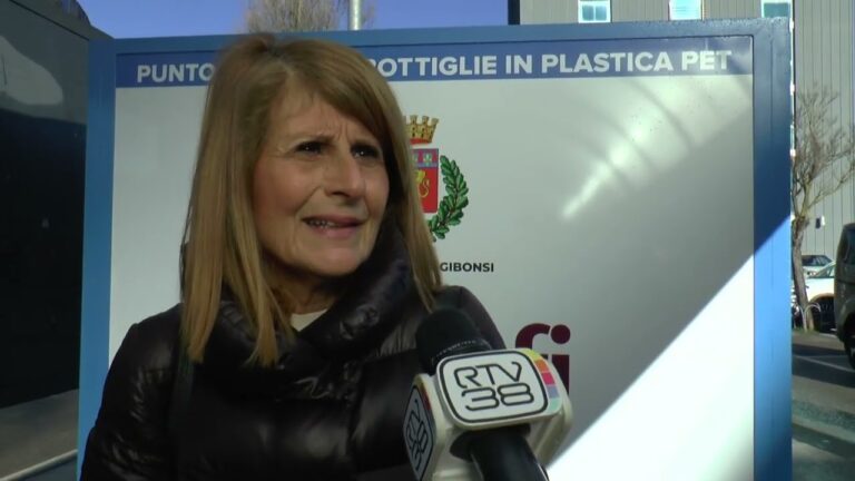 Un eco compattatore per bottiglie di plastica alla Coop di Poggibonsi