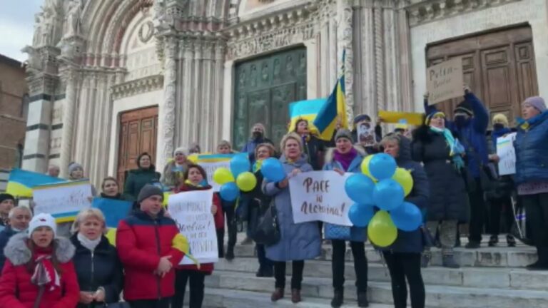 In mille, in piazza Duomo a Siena, per dare sostegno al popolo ucraino