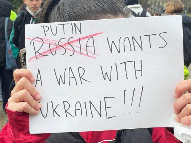 Studenti del liceo artistico in girotondo. Putin vuole guerra, noi moriamo