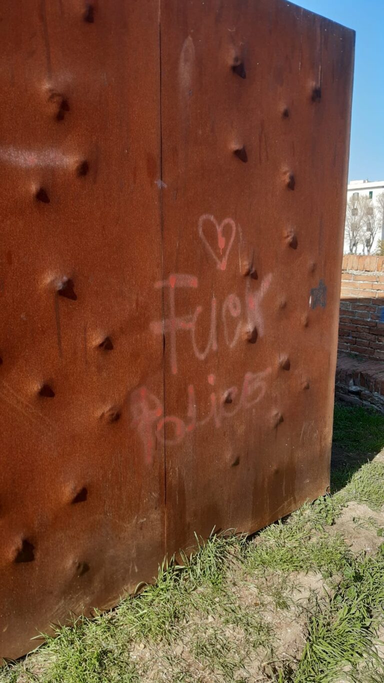 Vandalizzato il memoriale che ricorda le vittime del disastro Moby Prince