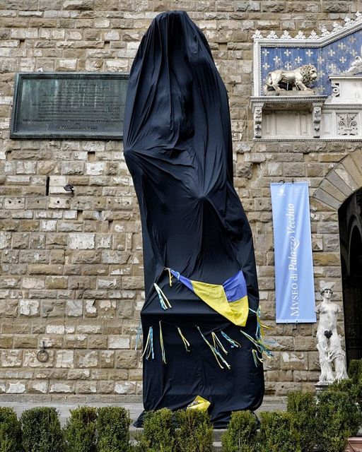 David coperto di nero contro la guerra: la scelta di Nardella fa discutere