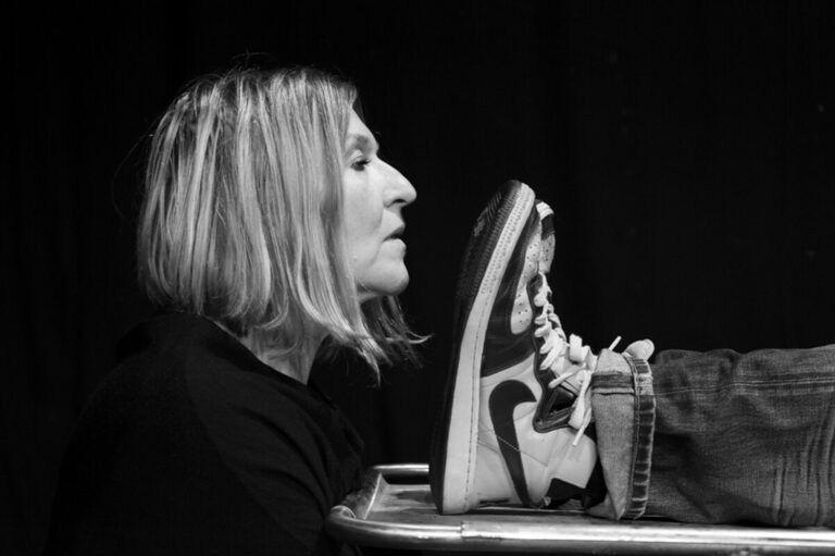 Sandra Garugliari in scena con Nessun elenco di cose storte