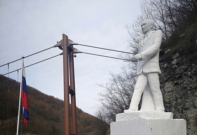 In Toscana una statua a Putin. E tra onore, disonore e richieste di rimozione, scoppia la polemica