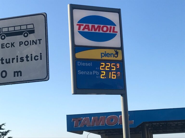 Benzina e gasolio giù di 25 centesimi al litro. In vigore gli sconti del ‘decreto Ucraina’