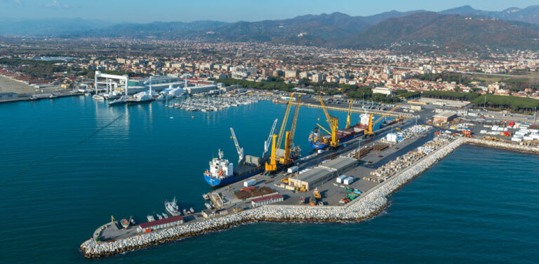 Il superyacht dei misteri agita il Tirreno: sconosciuto il proprietario