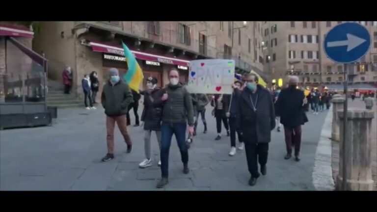 Trecento giovani sfilano lungo le vie di Siena per la pace in Ucraina