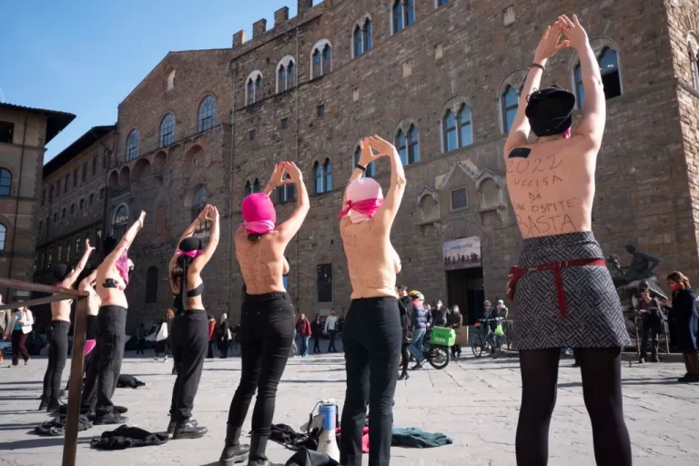 Via i lucchetti dei femminicidi. Protesta a viso coperto e seno nudo delle femministe
