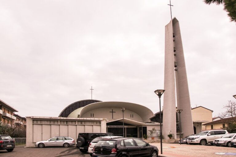 Caro bollette. Costi insostenibili, il parroco spegne i termosifoni della chiesa