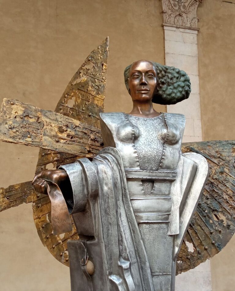 La Donna in cammino di Alberto Inglesi: una mostra diffusa nel cuore di Montalcino