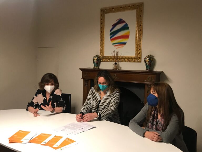 Molestie a scuola: la denuncia di un ex studentessa contro un prof, che però è ancora in servizio