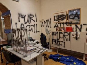 Atto vandalico all’università di Siena: scritte omofobe contro una dipendente e la Cgil
