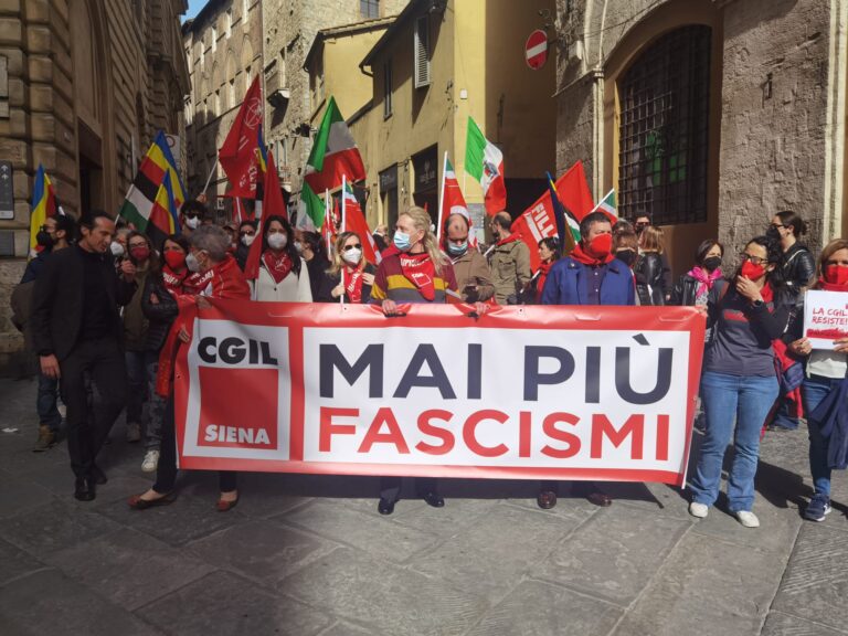 In piazza contro i fascismi: il presidio della Cgil dopo il raid all’università