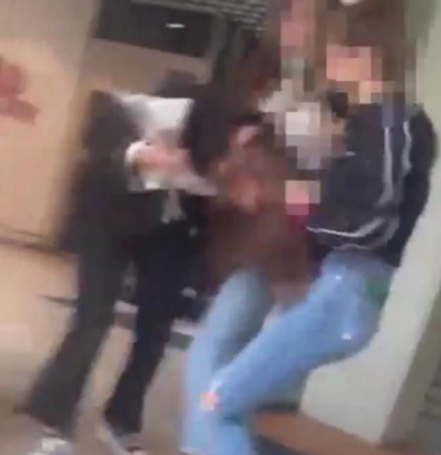Le ragazzine terribili. Botte e calci alle compagne in rete. Sgominata baby gang