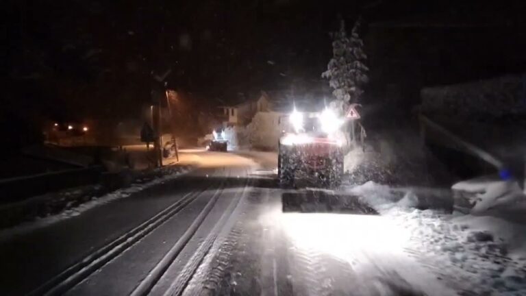 Neve lungo la strada della Consuma. Mezzi a lavoro. Le immagini