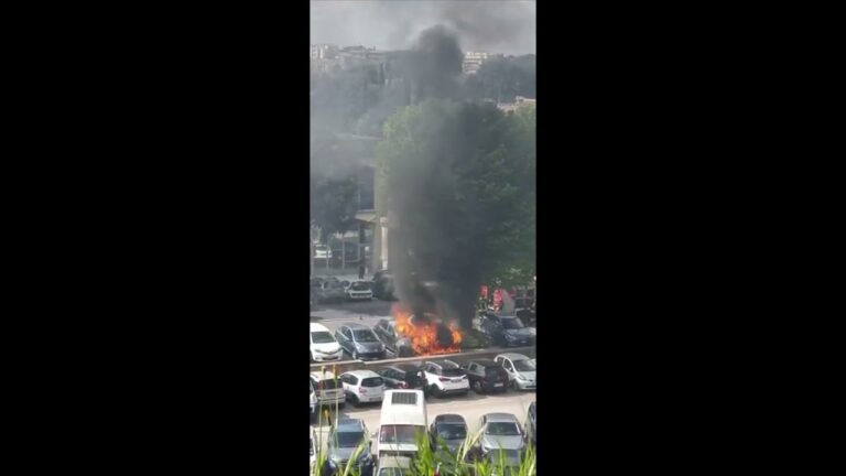 Auto in fiamme a pochi passi dal centro di Siena