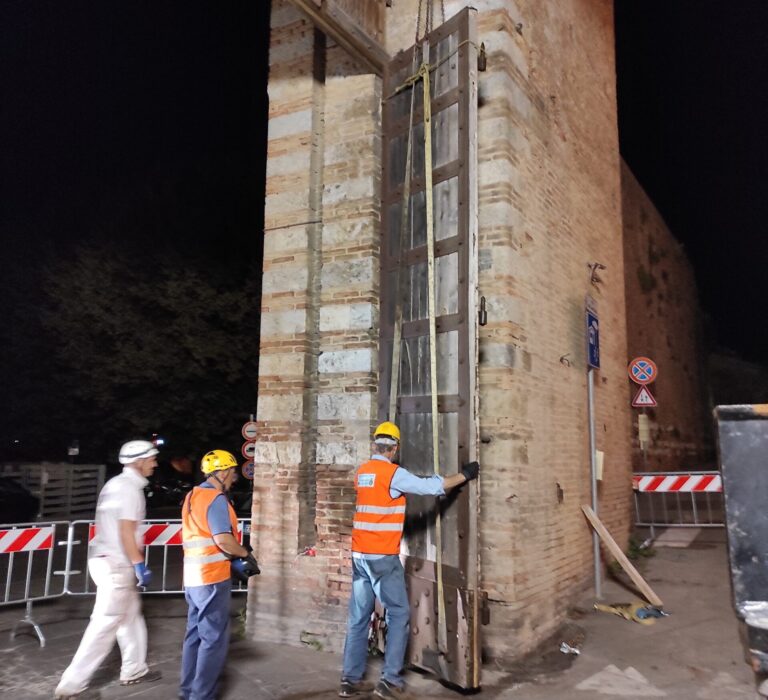 A Siena si smontano le porte lignee della città. Via al restauro