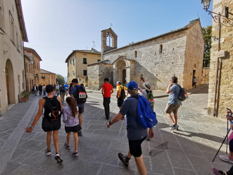 Scarpinata che passione. In 200 invadono le bellezze del paesaggio della Val d’Orcia