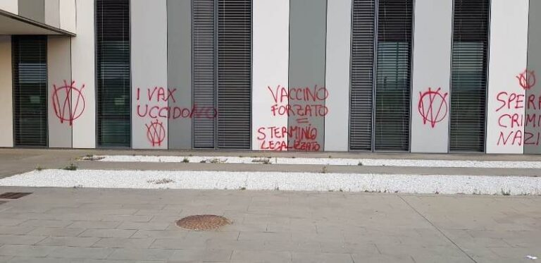Scritte no vax all’ospedale di Prato: attaccato il ministro Speranza